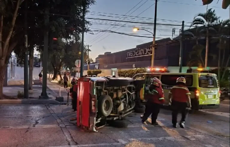 Picop volcado complica tránsito en la zona 9