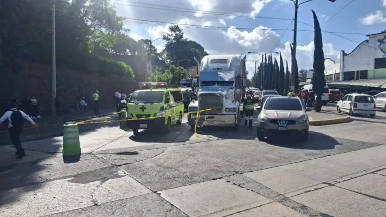 Motorista pierde la vida en accidente frente a la Municipalidad de Guatemala