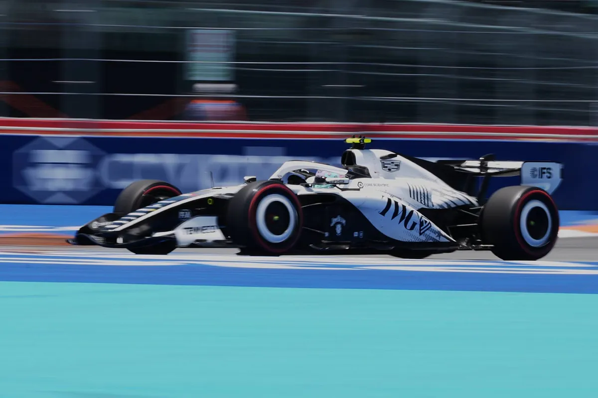 Checo Pérez finaliza decimoctavo primera práctica de Miami