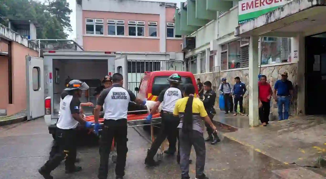 Micro bus cae a barranco en ruta a Chisec deja varios heridos