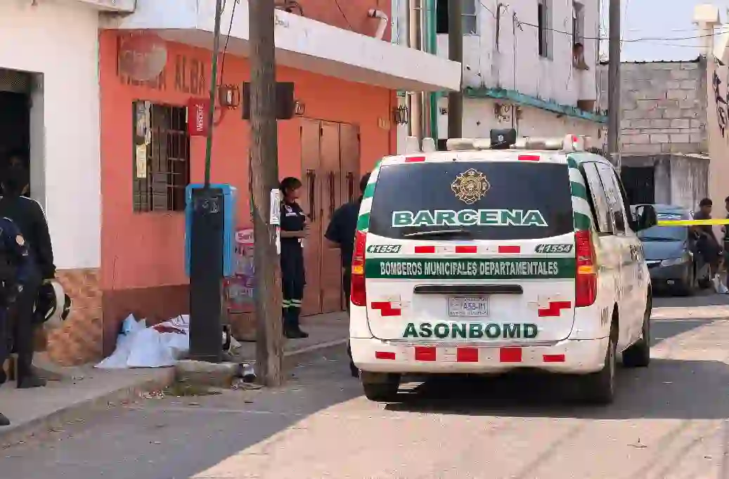 Una persona que hablaba por teléfono publico fue baleado en el Porvenir