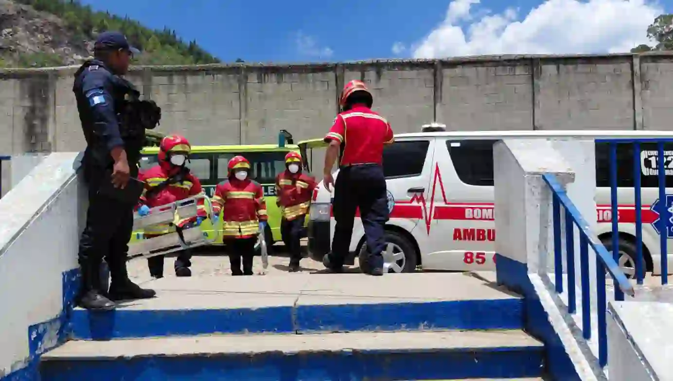 Motín en Santa Teresa, socorristas asisten a 30 niños