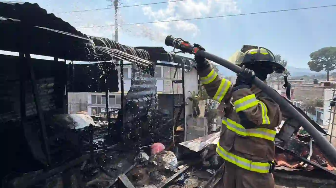 Incendio consume tercer nivel de una vivienda en Mixco