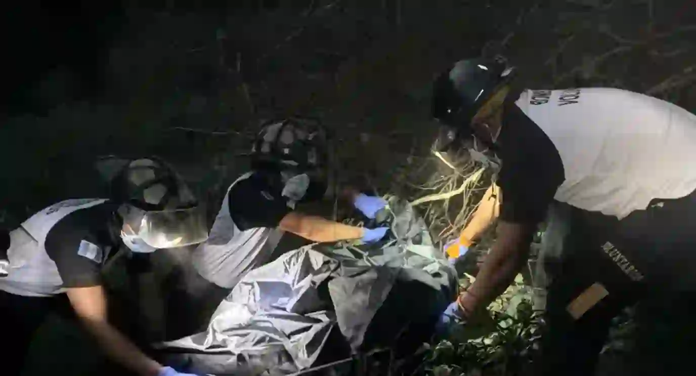 Mujer sin vida localizada en un barranco