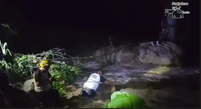 Bomberos rescatan a hombre atrapado en río tras fuertes lluvias rumbo a Palencia