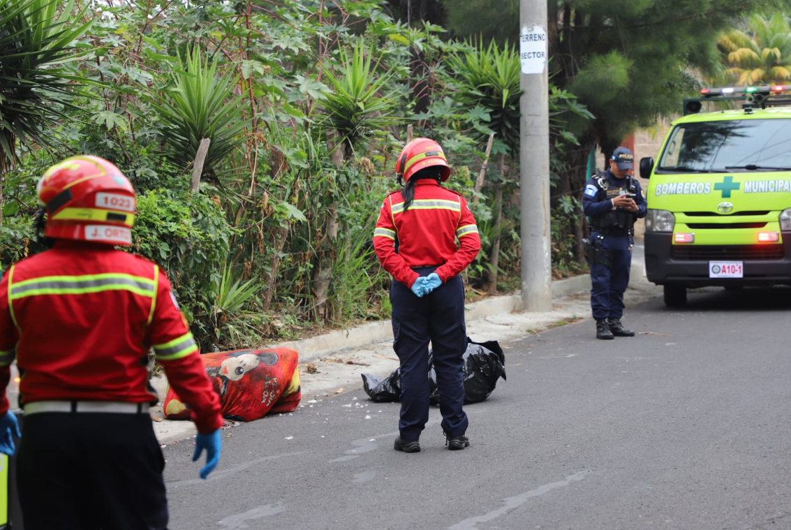 Localizan dos cuerpos envueltos en sábanas en zona 12