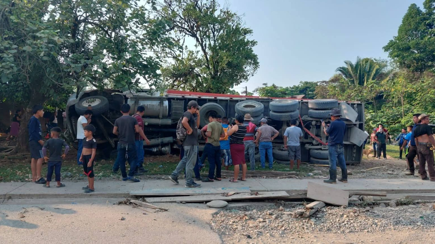 Camión con material de construcción se accidentó en Quiché