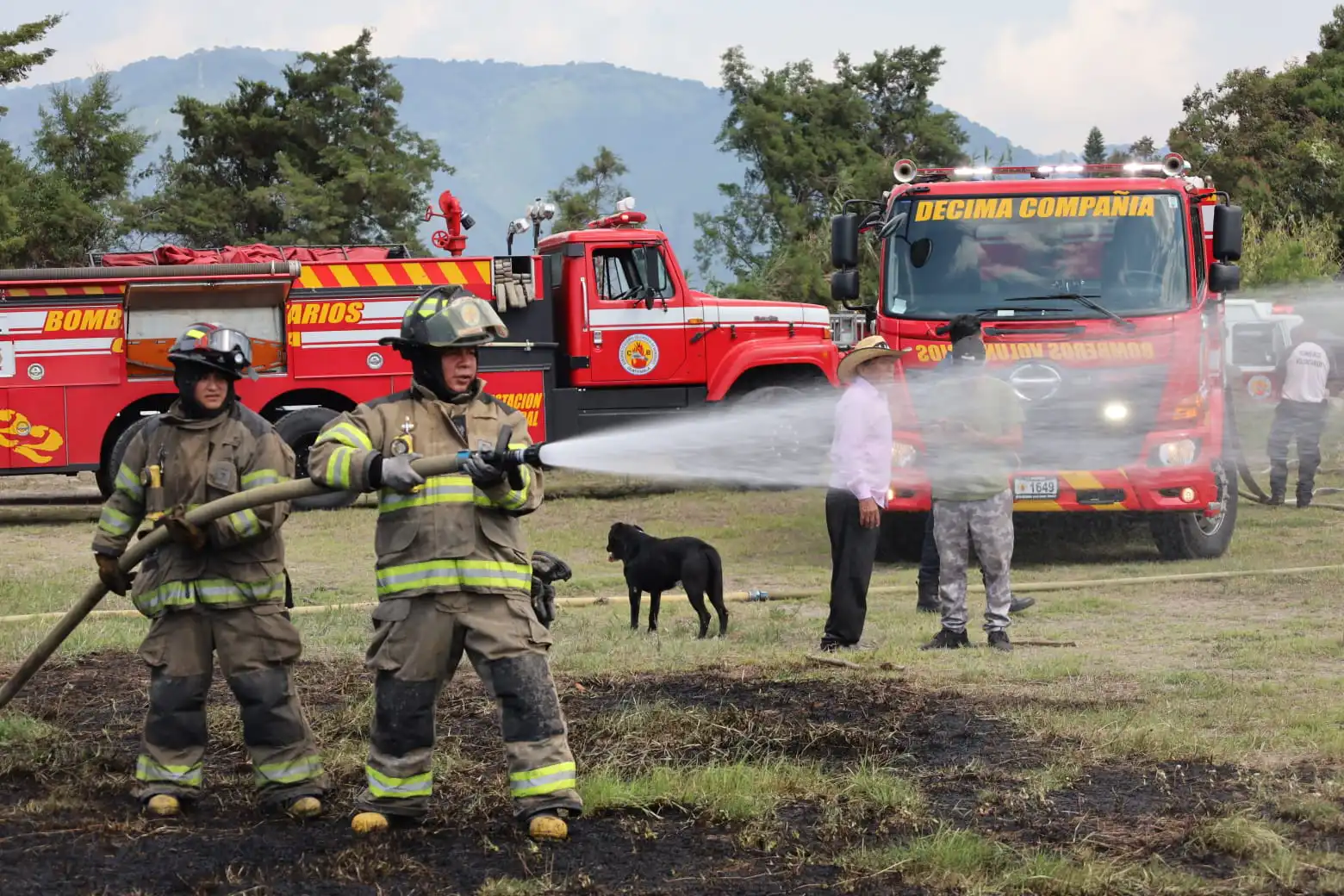 Incendio moviliza a bomberos en la Avenida Hincapié zona 13