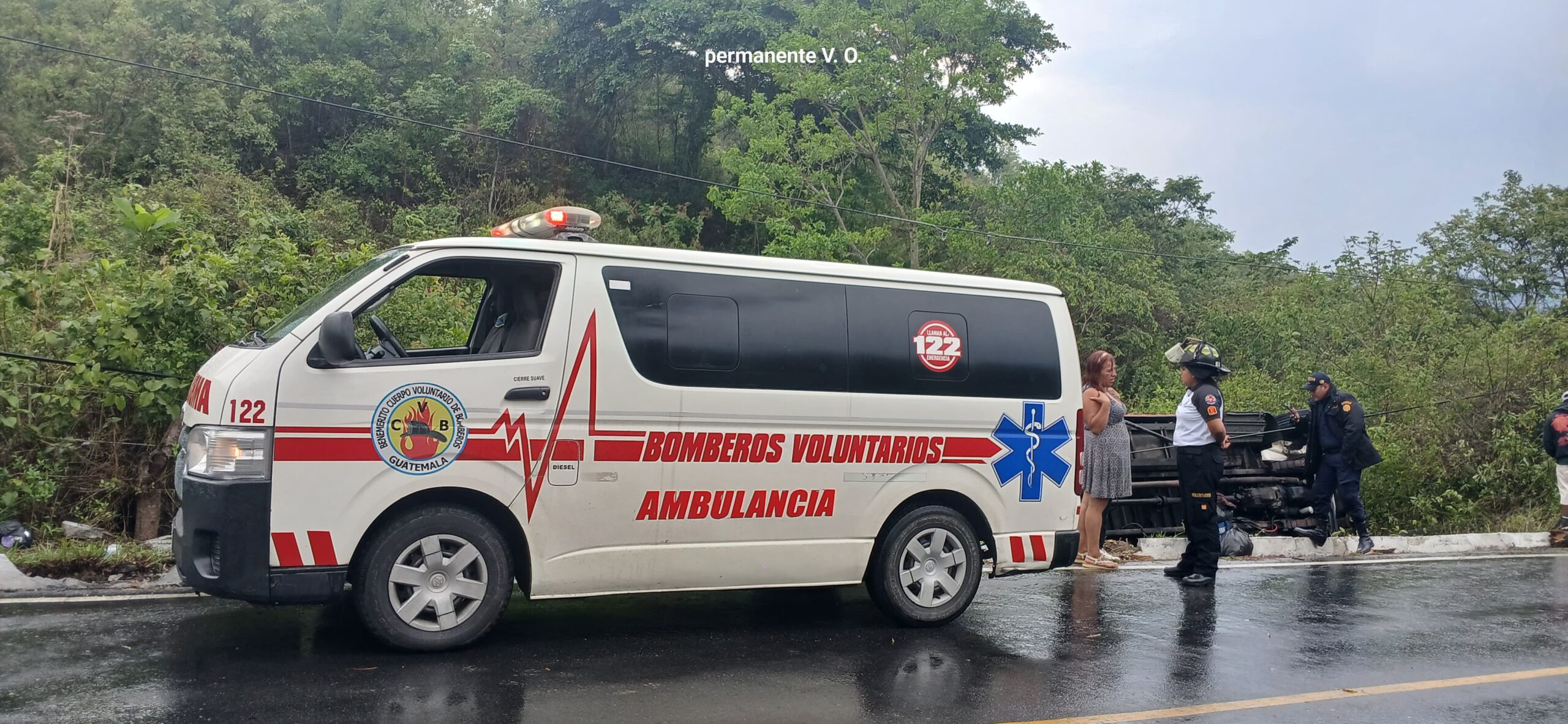 Bus cae a hondonada en ruta a San Pedro Ayampuc y deja varios heridos