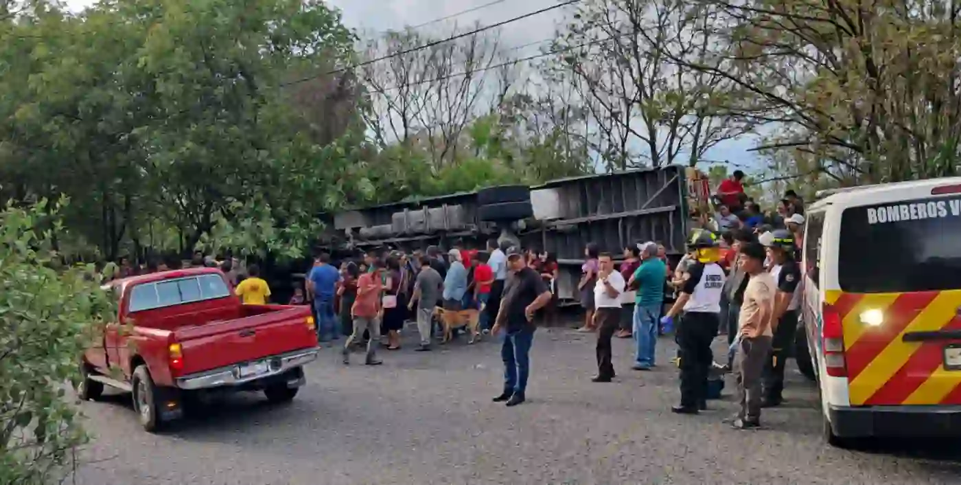 Nuevo accidente de bus deja 25 heridos en Sacatepéquez
