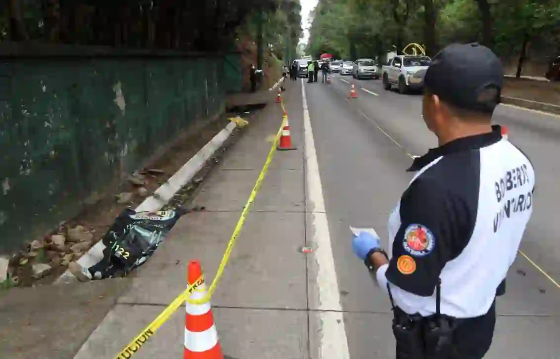 Motorista que estaba a la orilla de la carretera es atropellado