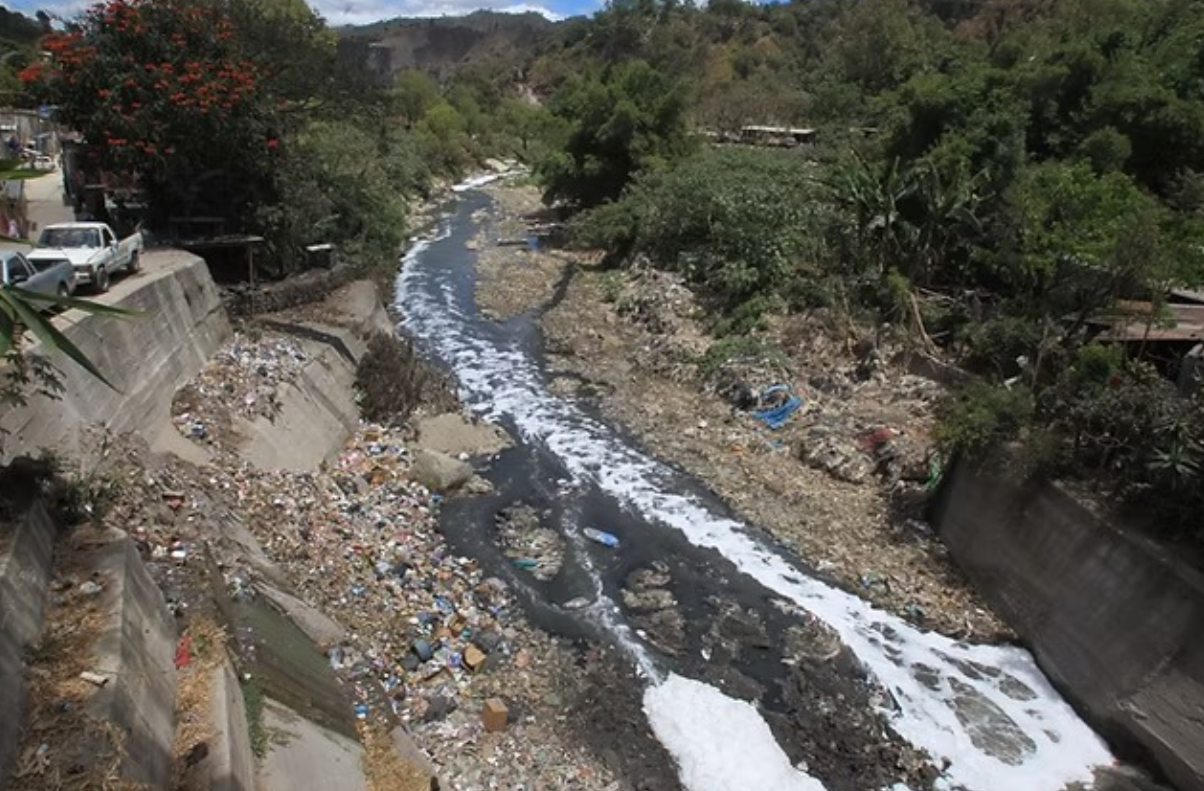 Contaminación en río Chinautla alcanza niveles alarmantes por descargas y residuos