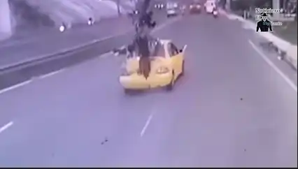 Motoristas salen expulsados tras brutal choque en 