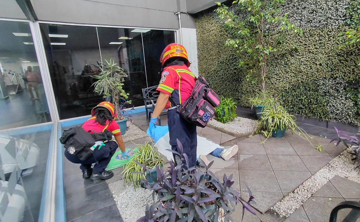 Hombre pierde la vida luego de caer de un edificio