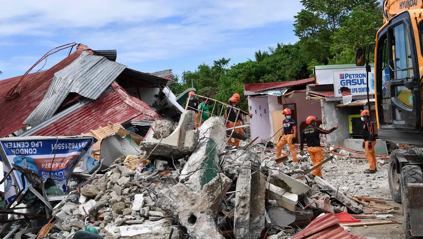 Potente terremoto de magnitud 7,8 sacude Filipinas y activa 