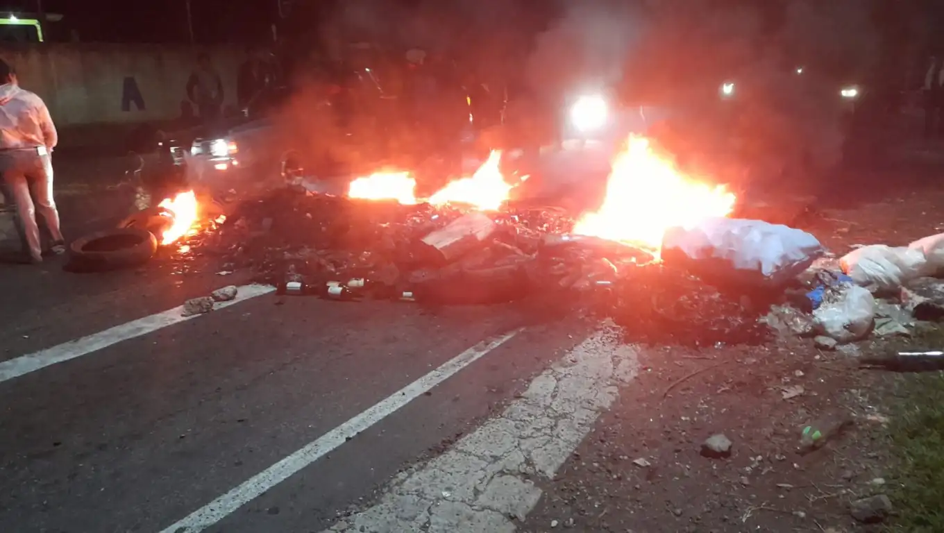Bloquean ingreso a Santa Elena Barillas por cobro excesivo del pasaje