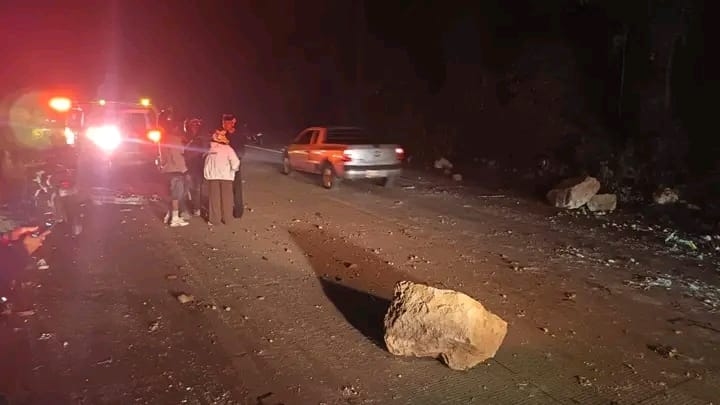 Tragedia en Sacatepéquez: roca cae sobre motocicleta y mata a un hermano